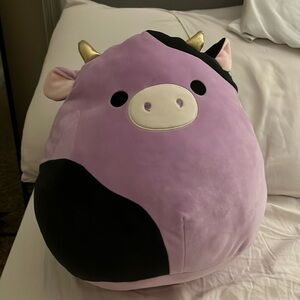 Alexie; Cow squishmallow